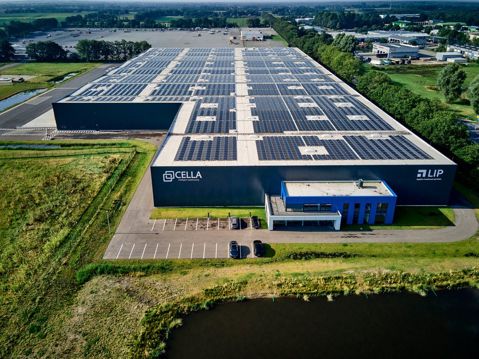 Standort Cella Meppen mit riesiger Photovoltaikanlage auf dem Hallendach.