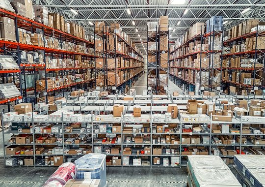 Große Lagerhalle mit einsortierter Ware für den E-Commerce, vorbereitet für das Pre-FBA