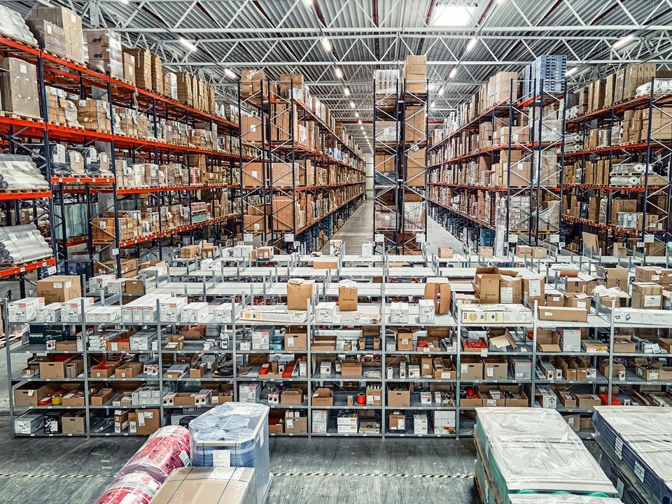 Große Lagerhalle mit einsortierter Ware für den E-Commerce, vorbereitet für das Pre-FBA