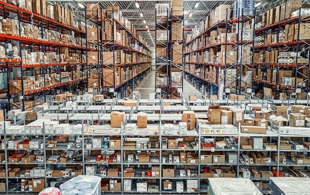 Große Lagerhalle mit einsortierter Ware für den E-Commerce, vorbereitet für das Pre-FBA