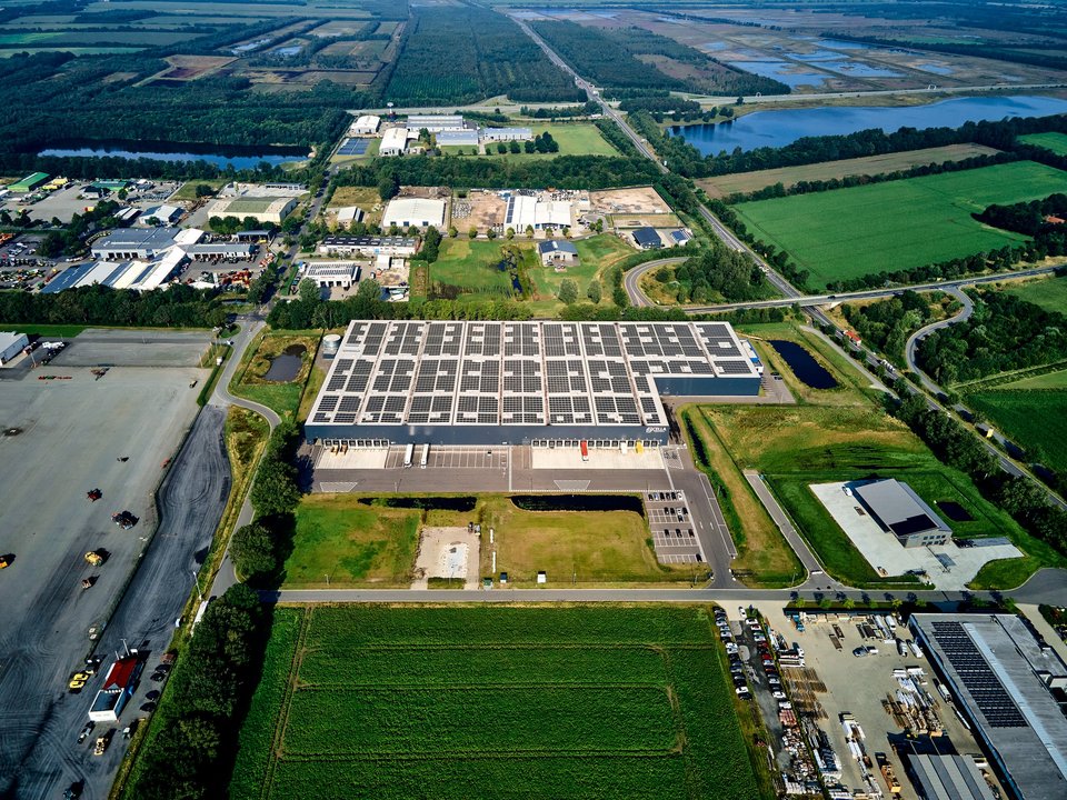 Luftaufnahme des Logistikzentrums von Cella in Meppen mit großflächiger Photovoltaikanlage 