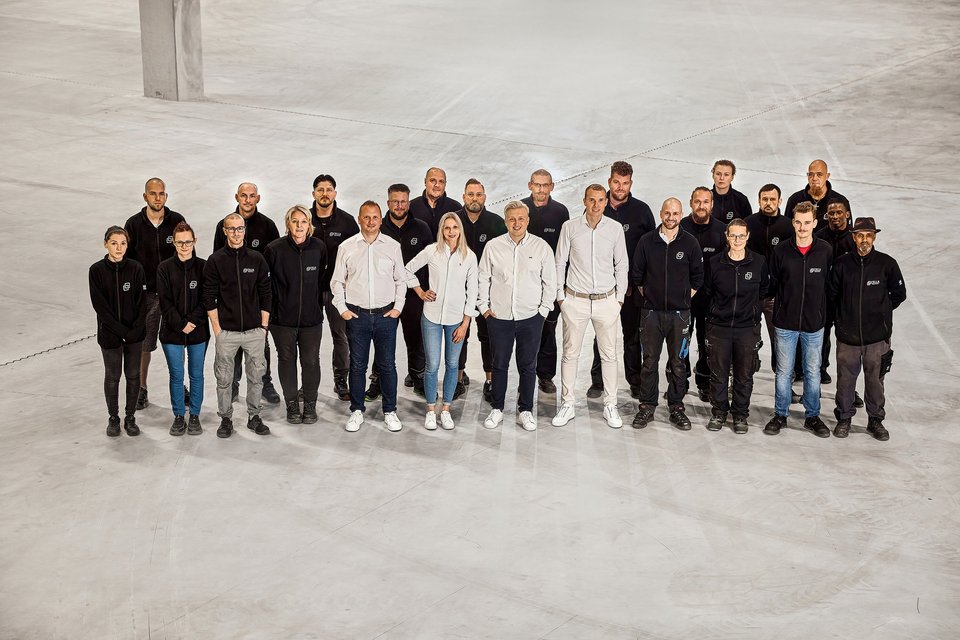 Teamfoto der Cella Warehouse Family in der Logistikhalle 