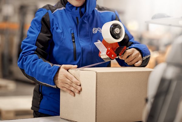 Cella-Mitarbeiterin verpackt ein Paket im Lager