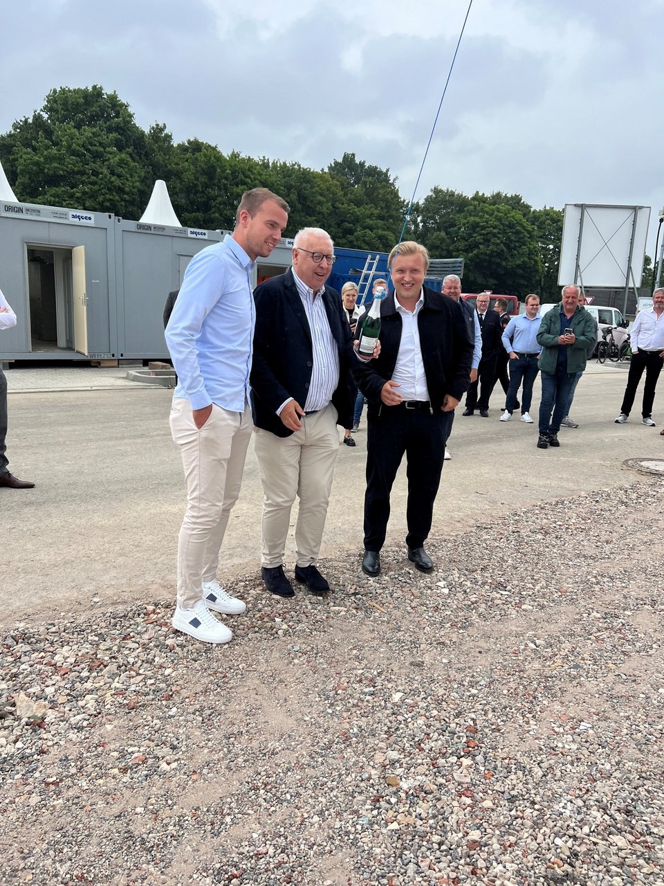 Feierlicher Moment beim Stützenfest der neuen Cella-Logistikhalle mit Sektempfang.