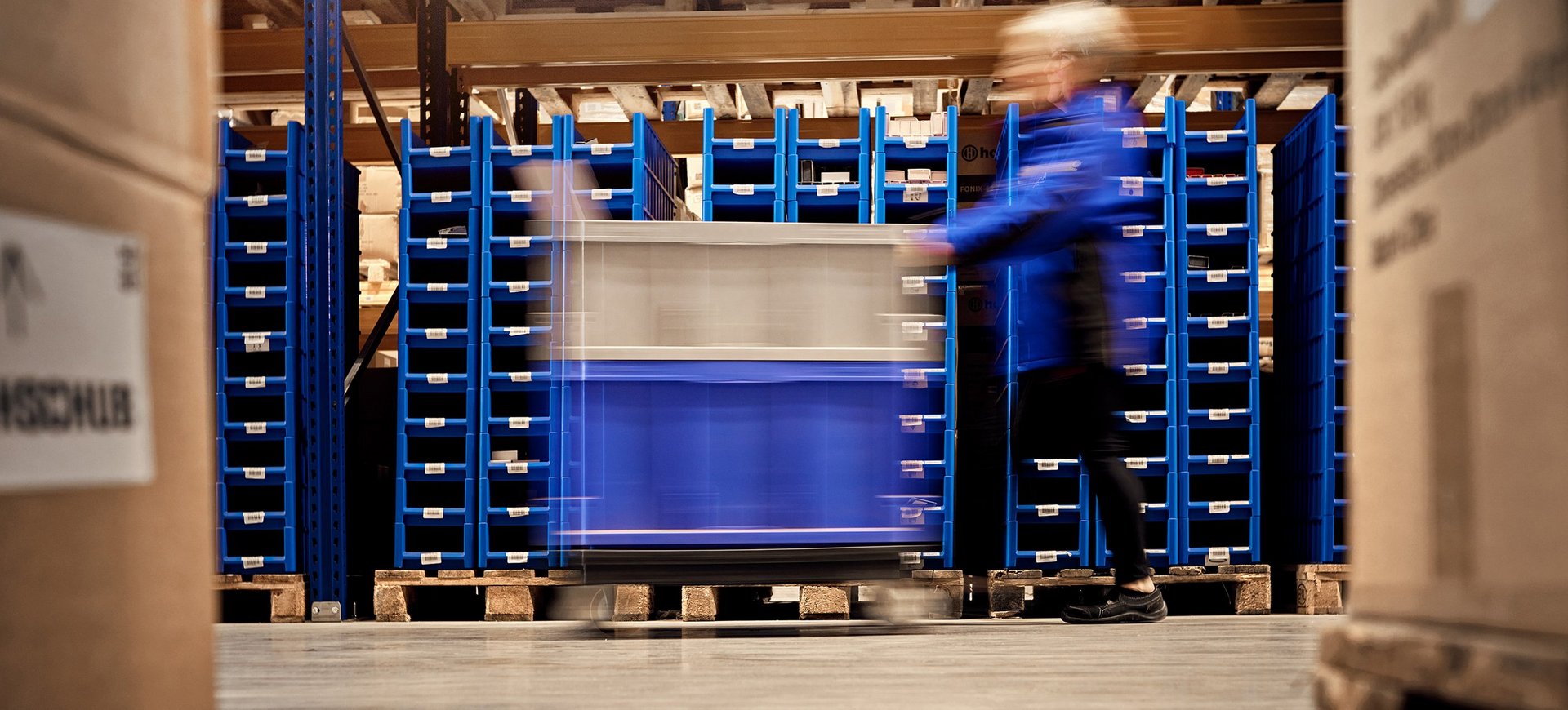 Bewegungsunschärfe in Lagerhalle von Cella für Fulfillment