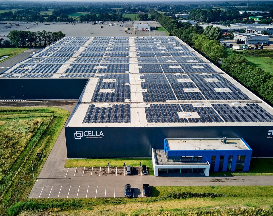 Standort Cella Meppen mit riesiger Photovoltaikanlage auf dem Hallendach. 