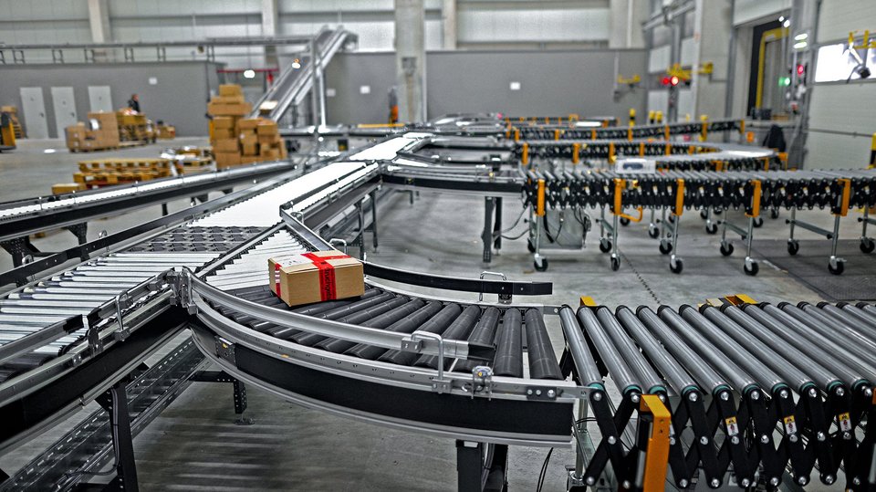 Parcel on the conveyor line at Cella Meppen in a modern shipping logistics facility