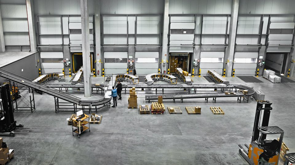 Paket auf einer Förderstrecke in der Logistikanlage von Cella Meppen