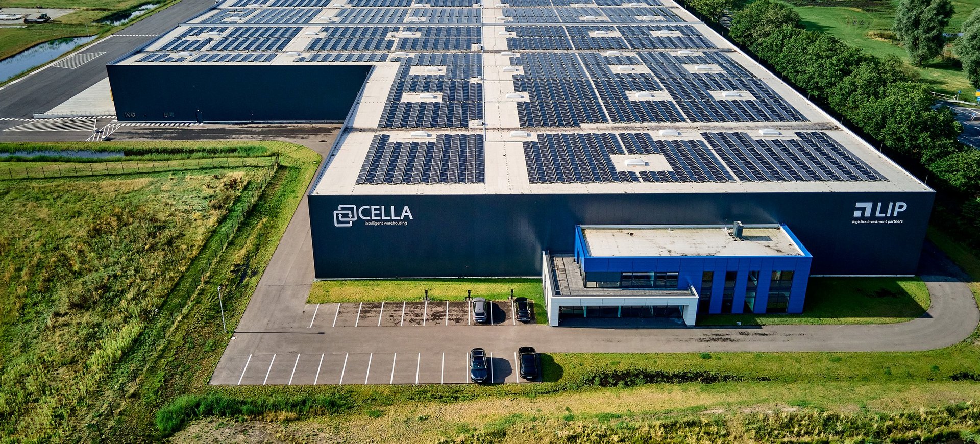 Luftbild des Cella Logistikzentrums mit Photovoltaik-Anlage in Meppen 