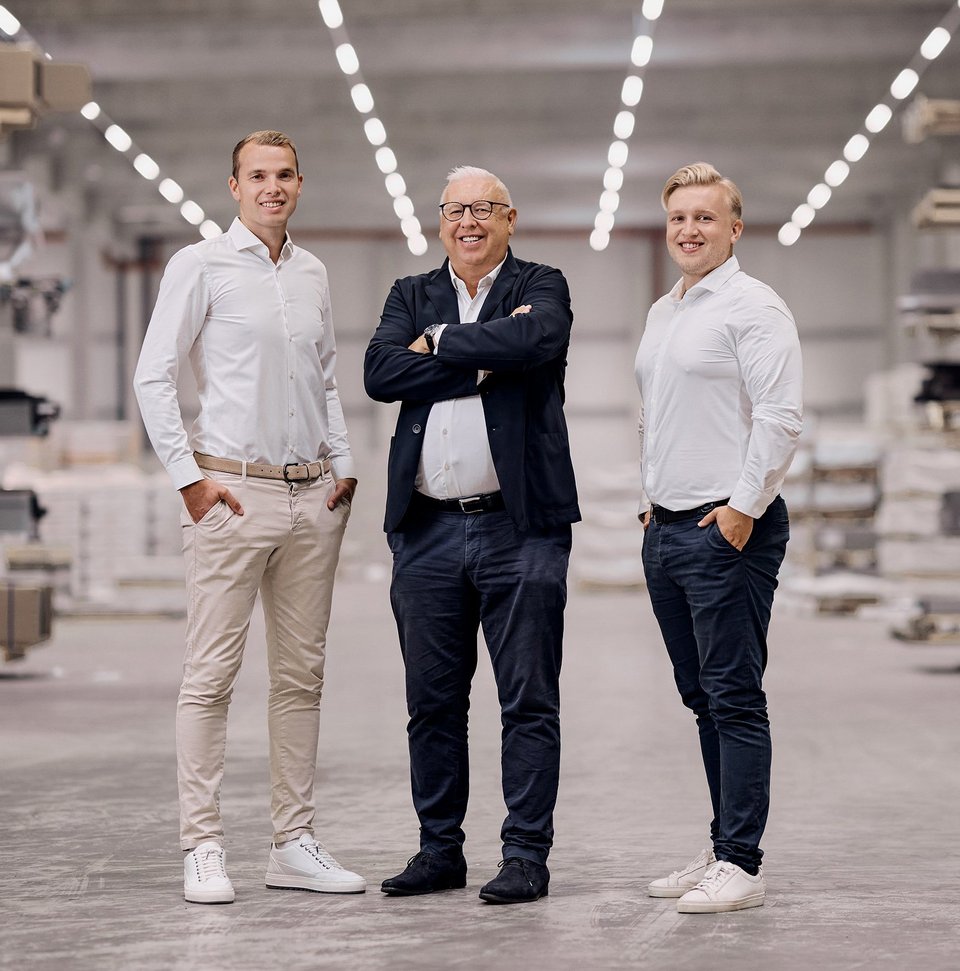 Das Führungsteam der Cella GmbH in moderner Produktions- oder Lagerhalle 