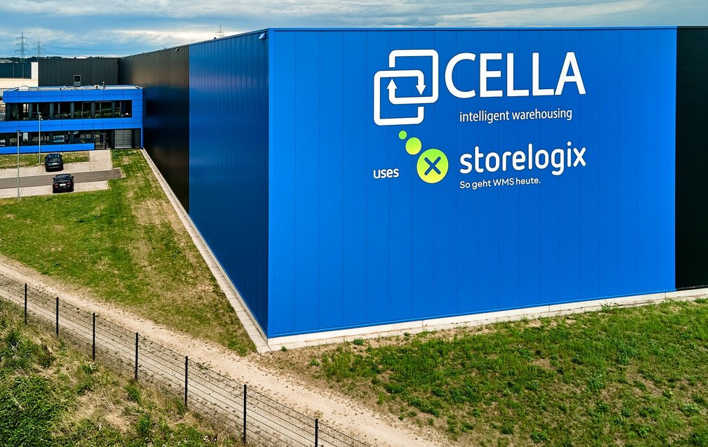 Außenansicht des Cella-Gebäudes in Emsbüren mit Wandaufdruck der Logos von Cella und storelogix