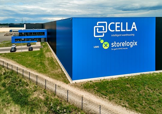 Außenansicht des Cella-Gebäudes in Emsbüren mit Wandaufdruck der Logos von Cella und storelogix