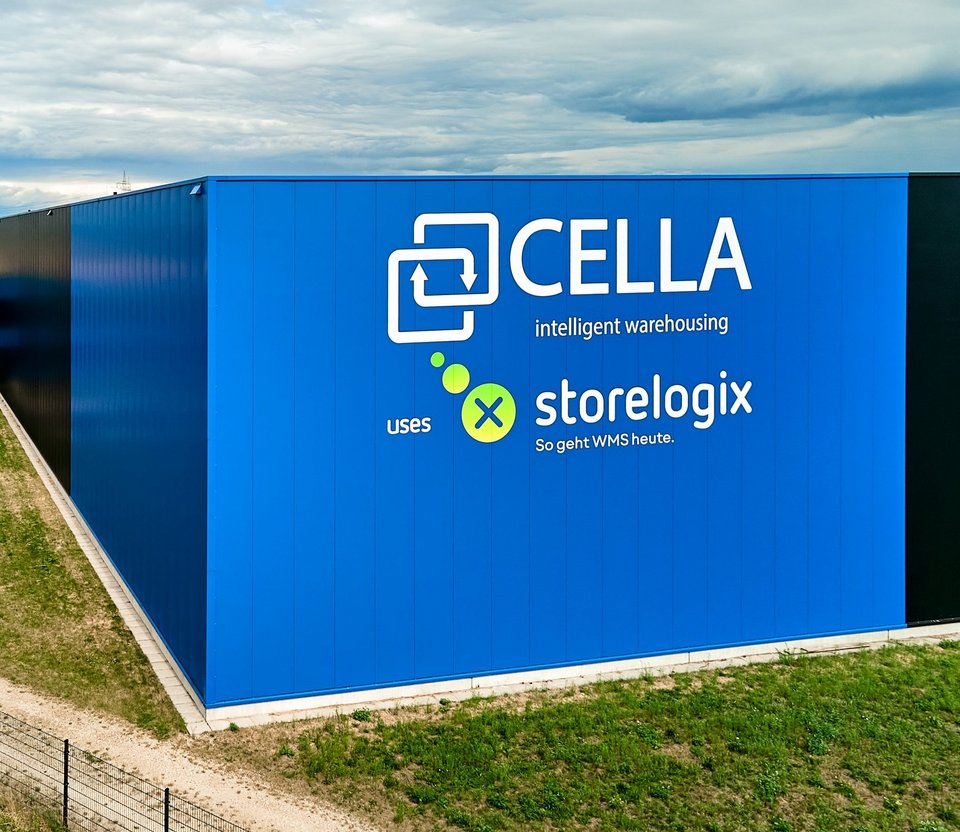 Außenansicht des Cella-Gebäudes in Emsbüren mit Wandaufdruck der Logos von Cella und storelogix